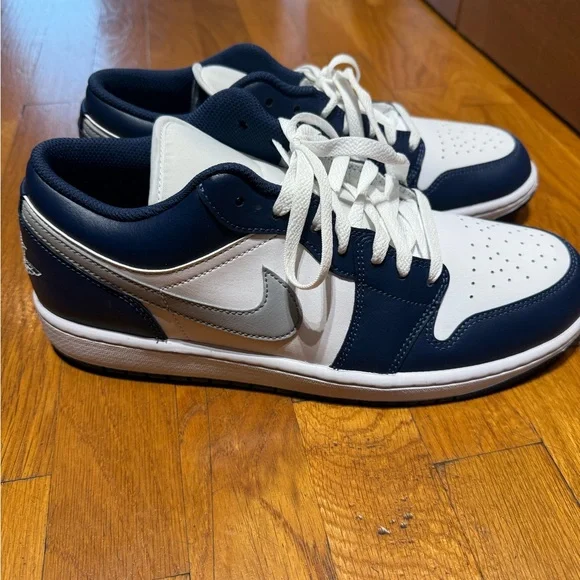 Nike Navy and White Sneakers - Picture 1 of 5